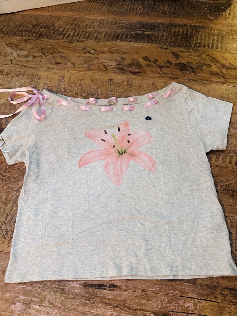 Women’s 
' Light Gray Tee with Pink Lily and Ribbon Detail
